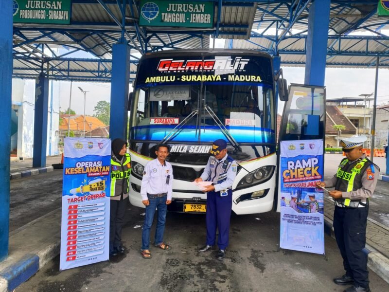 Petugas gabungan Lalu Lintas dan Dinas Perhubungan Lumajang saat melakukan Ramp check di Terminal Wonorejo