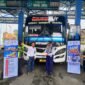Petugas gabungan Lalu Lintas dan Dinas Perhubungan Lumajang saat melakukan Ramp check di Terminal Wonorejo