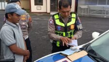 Sopir truck oleng saat diamankan polisi