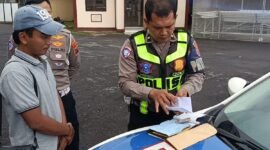 Sopir truck oleng saat diamankan polisi