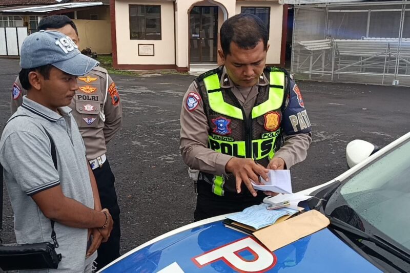 Sopir truck oleng saat diamankan polisi