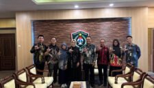 Bupati Lumajang Ir. Hj. Indah Amperawati, M.Si saat foto bersama