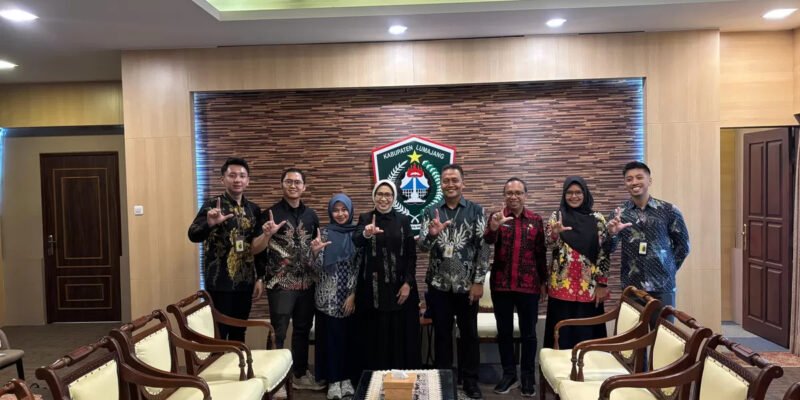 Bupati Lumajang Ir. Hj. Indah Amperawati, M.Si saat foto bersama