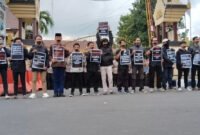 Belasan Aktivis PMII Lumajang saat aksi bungkam di depan Polres Lumajang