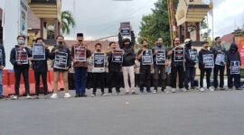 Belasan Aktivis PMII Lumajang saat aksi bungkam di depan Polres Lumajang