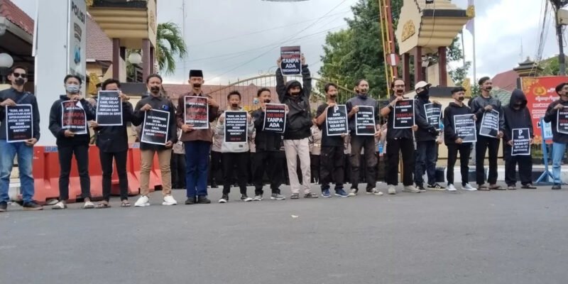 Belasan Aktivis PMII Lumajang saat aksi bungkam di depan Polres Lumajang