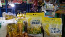 Foto sejumlah bahan pokok di salah satu pasar tradisional Lumajang