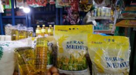 Foto sejumlah bahan pokok di salah satu pasar tradisional Lumajang