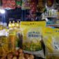 Foto sejumlah bahan pokok di salah satu pasar tradisional Lumajang