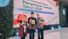 Sekda Lumajang Drs. Agus Triyono, M.Si saat menerima penghargaan Predikat Kota Bersertifikat