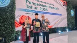 Sekda Lumajang Drs. Agus Triyono, M.Si saat menerima penghargaan Predikat Kota Bersertifikat