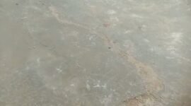 Foto keretakan cor beton halaman SMP Negeri 5 Selat Kapuas 