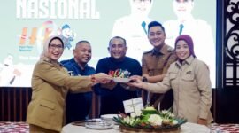 Bupati Lumajang, Wabup dan Ketua DPRD saat menyerahkan potongan tumpeng kepada Ketua PWI dan IJTI 
