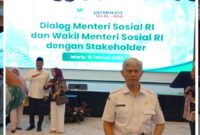 Kepala Dinas Sosial Lumajang saat mengikuti dialog Menteri Sosial RI 