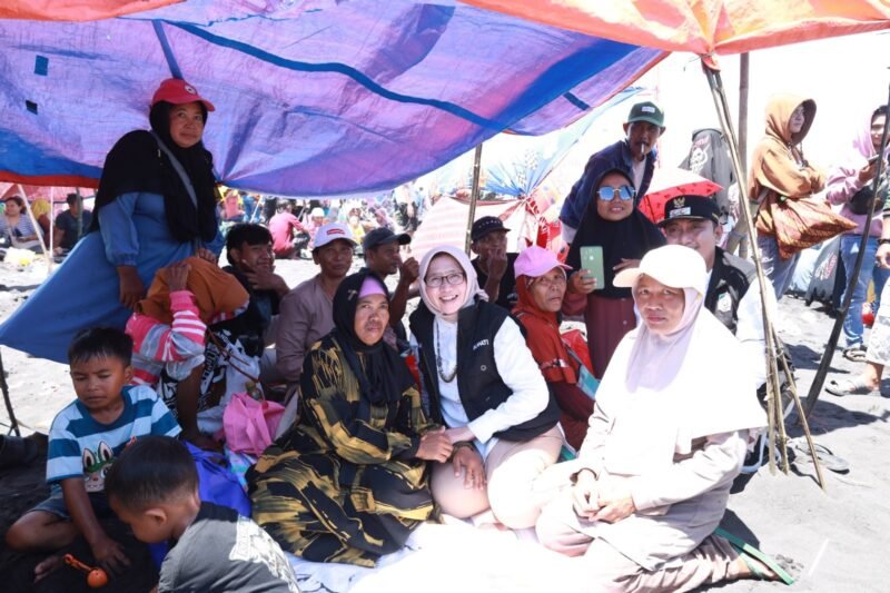 Bupati Lumajang saat ikut merayakan lebaran ketupat bersama warga