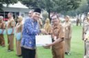 Sekda Lumajang saat menyerahkan tali asih kepada PNS purna tugas