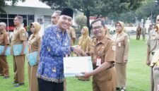 Sekda Lumajang saat menyerahkan tali asih kepada PNS purna tugas