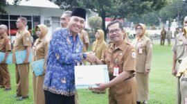Sekda Lumajang saat menyerahkan tali asih kepada PNS purna tugas