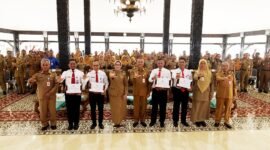 Bupati Lumajang foto bersama usai melantik 98 PNS