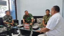 Ketua PWI Lumajang saat menerima kunjungan Tim Pusterad Mabes TNI AD didampingi Kasdim 0821 Lumajang Mayor Inf Tanuri