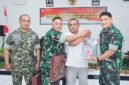 Ketua PWI Lumajang saat menerima Cinderamata dari Kasdim 0821 Lumajang Mayor Inf Tanuri didampingi Tim Pusterad  Mabes TNI AD Letkol Arm Eko Budi Supriyanto, SE., M.IP