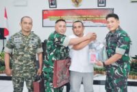 Ketua PWI Lumajang saat menerima Cinderamata dari Kasdim 0821 Lumajang Mayor Inf Tanuri didampingi Tim Pusterad  Mabes TNI AD Letkol Arm Eko Budi Supriyanto, SE., M.IP