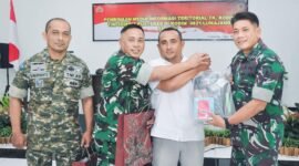 Ketua PWI Lumajang saat menerima Cinderamata dari Kasdim 0821 Lumajang Mayor Inf Tanuri didampingi Tim Pusterad  Mabes TNI AD Letkol Arm Eko Budi Supriyanto, SE., M.IP