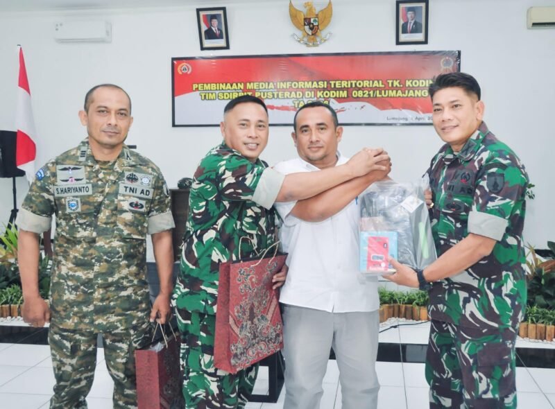 Ketua PWI Lumajang saat menerima Cinderamata dari Kasdim 0821 Lumajang Mayor Inf Tanuri didampingi Tim Pusterad Mabes TNI AD Letkol Arm Eko Budi Supriyanto, SE., M.IP