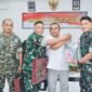 Ketua PWI Lumajang saat menerima Cinderamata dari Kasdim 0821 Lumajang Mayor Inf Tanuri didampingi Tim Pusterad  Mabes TNI AD Letkol Arm Eko Budi Supriyanto, SE., M.IP