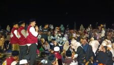 Wakil Bupati Lumajang Yudha Adji Kusumah, SH saat memberikan sambutan diacara Riding Syiar Sholawat di pantai Mbah Drajid Desa Wotgalih 