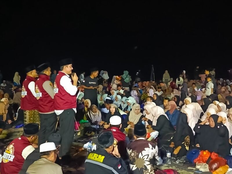 Wakil Bupati Lumajang Yudha Adji Kusumah, SH saat memberikan sambutan diacara Riding Syiar Sholawat di pantai Mbah Drajid Desa Wotgalih 