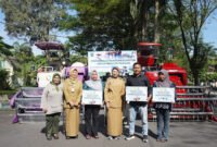 Bupati Lumajang Ir. Hj. Indah Amperawati, M.SI saat foto bersama Pemuda Brigade Pangan 