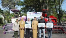 Bupati Lumajang Ir. Hj. Indah Amperawati, M.SI saat foto bersama Pemuda Brigade Pangan 
