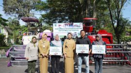 Bupati Lumajang Ir. Hj. Indah Amperawati, M.SI saat foto bersama Pemuda Brigade Pangan 