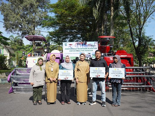 Bupati Lumajang Ir. Hj. Indah Amperawati, M.SI saat foto bersama Pemuda Brigade Pangan