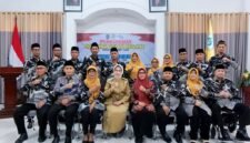 Bupati Lumajang Ir. Hj. Indah Amperawati, M.Si foto bersama dengan pengurus Dewan Pendidikan Lumajang periode 2026-2030