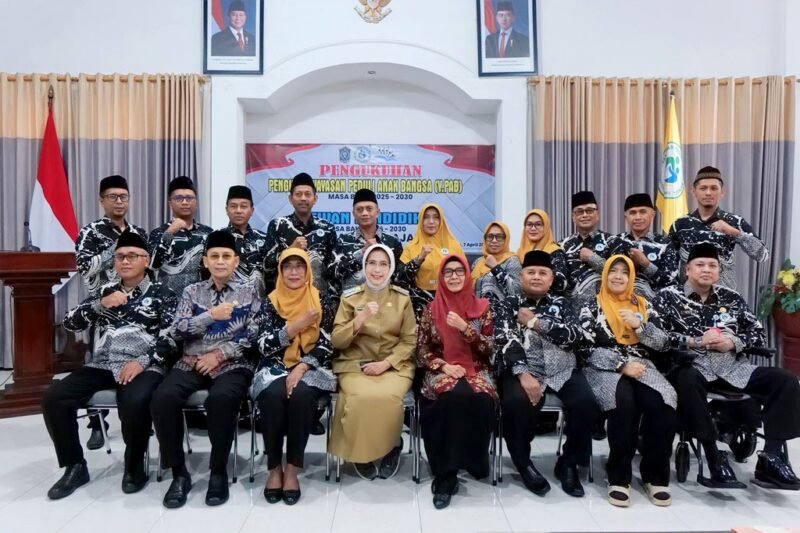 Bupati Lumajang Ir. Hj. Indah Amperawati, M.Si foto bersama dengan pengurus Dewan Pendidikan Lumajang periode 2026-2030