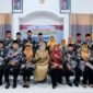 Bupati Lumajang Ir. Hj. Indah Amperawati, M.Si foto bersama dengan pengurus Dewan Pendidikan Lumajang periode 2026-2030