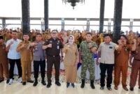 Bupati Lumajang  Ir. Hj. Indah Amperawati, M.Si foto bersama jajaran Forkopimda, Kepala Desa dan  Lurah se Kabupaten Lumajang