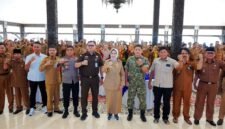 Bupati Lumajang  foto bersama jajaran Forkopimda bersama Kepala Desa se Kabupaten Lumajang