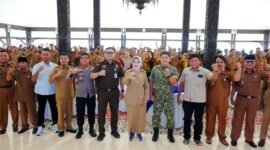 Bupati Lumajang  Ir. Hj. Indah Amperawati, M.Si foto bersama jajaran Forkopimda, Kepala Desa dan  Lurah se Kabupaten Lumajang