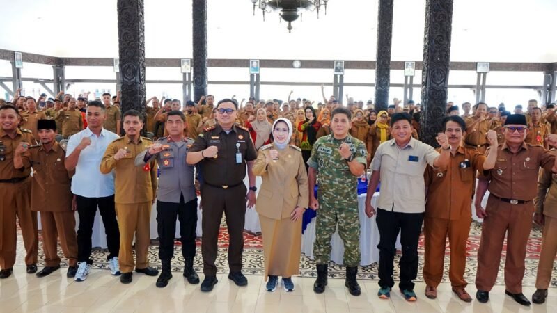 Bupati Lumajang  Ir. Hj. Indah Amperawati, M.Si foto bersama jajaran Forkopimda, Kepala Desa dan  Lurah se Kabupaten Lumajang