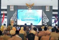 Bupati Lumajang Ir. Hj. Indah Amperawati, M.Si saat memberikan sambutan diacara Diskusi Kewilayahan Pemerintah Desa dan Kelurahan se Kabupaten Lumajang