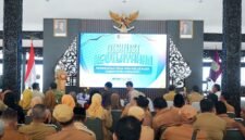 Bupati Lumajang Ir. Hj. Indah Amperawati, M.Si saat memberikan sambutan diacara Diskusi Kewilayahan Pemerintah Desa dan Kelurahan se Kabupaten Lumajang