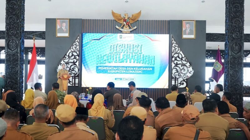Bupati Lumajang Ir. Hj. Indah Amperawati, M.Si saat memberikan sambutan diacara Diskusi Kewilayahan Pemerintah Desa dan Kelurahan se Kabupaten Lumajang