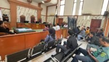 Terdakwa saat menjalani sidang di Pengadilan Negeri Lumajang agenda pemeriksaan saksi Selasa (7/4/2026) siang