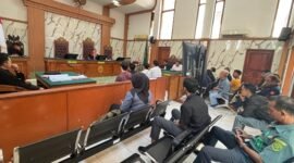 Terdakwa saat menjalani sidang di Pengadilan Negeri  Lumajang agenda pemeriksaan saksi Selasa (7/4/2026) siang