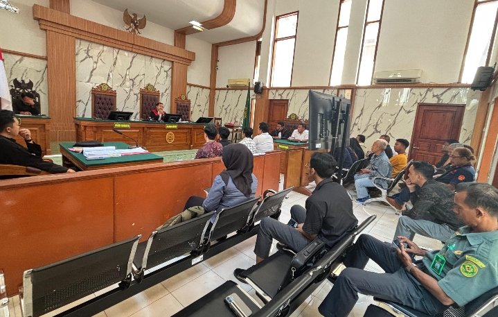 Terdakwa saat menjalani sidang di Pengadilan Negeri Lumajang agenda pemeriksaan saksi Selasa (7/4/2026) siang