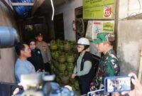 Bupati Lumajang Ir. Hj. Indah Amperawati, M.Si saat sidak disalah satu agen elpiji