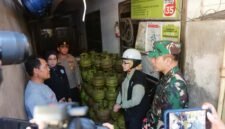 Bupati Lumajang Ir. Hj. Indah Amperawati, M.Si saat sidak disalah satu agen elpiji